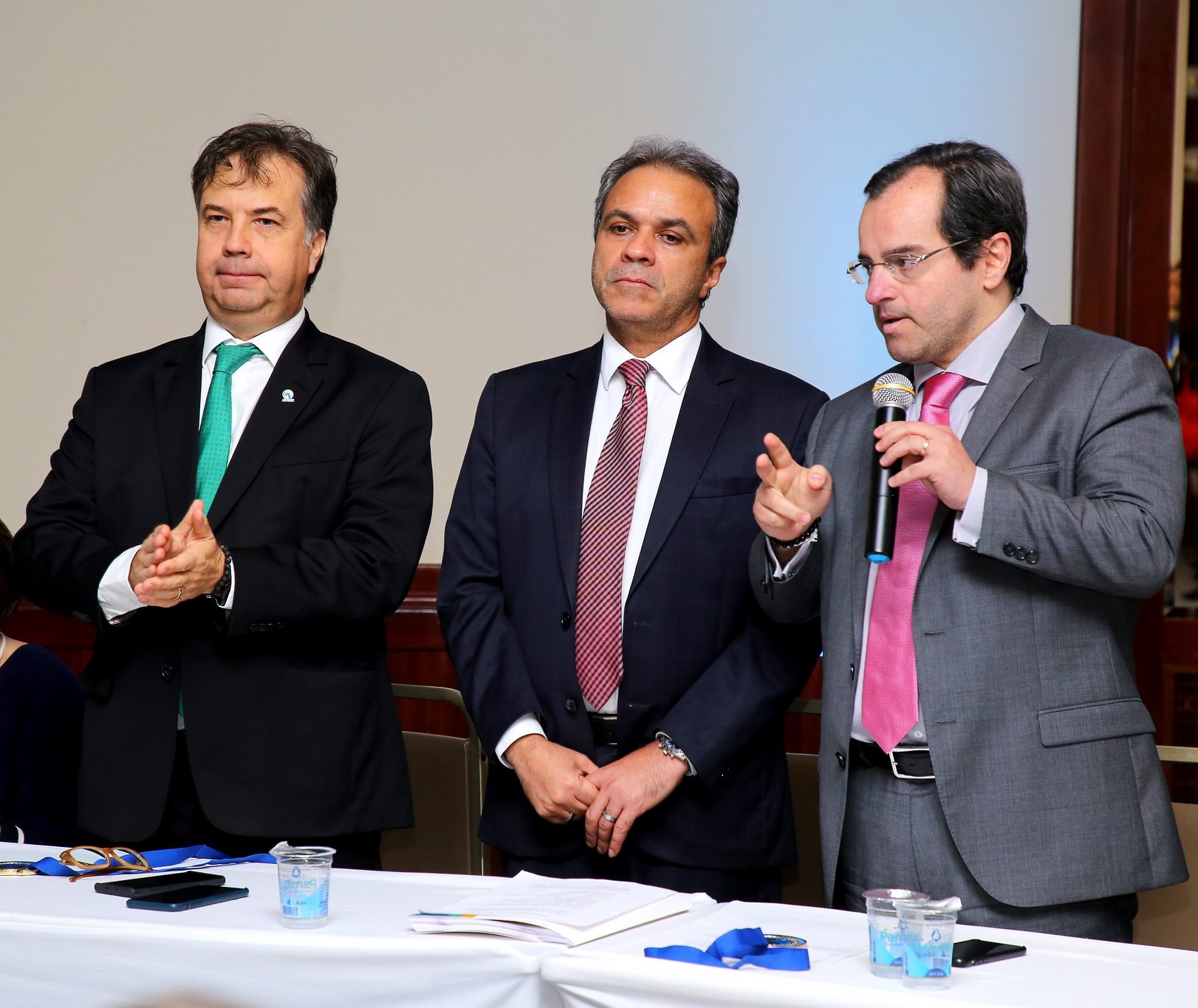 Da esquerda para a direita: os conselheiros Fábio Nogueira (TCE-PB), presidente da Atricon; Edilson de Sousa Silva (TCE-RO), presidente do Conselho Nacional de Presidentes dos TCs; e Ivan Bonilha (TCE-PR), presidente do IRB. Foto: Wagner Araújo/Divulgação TCE-PR