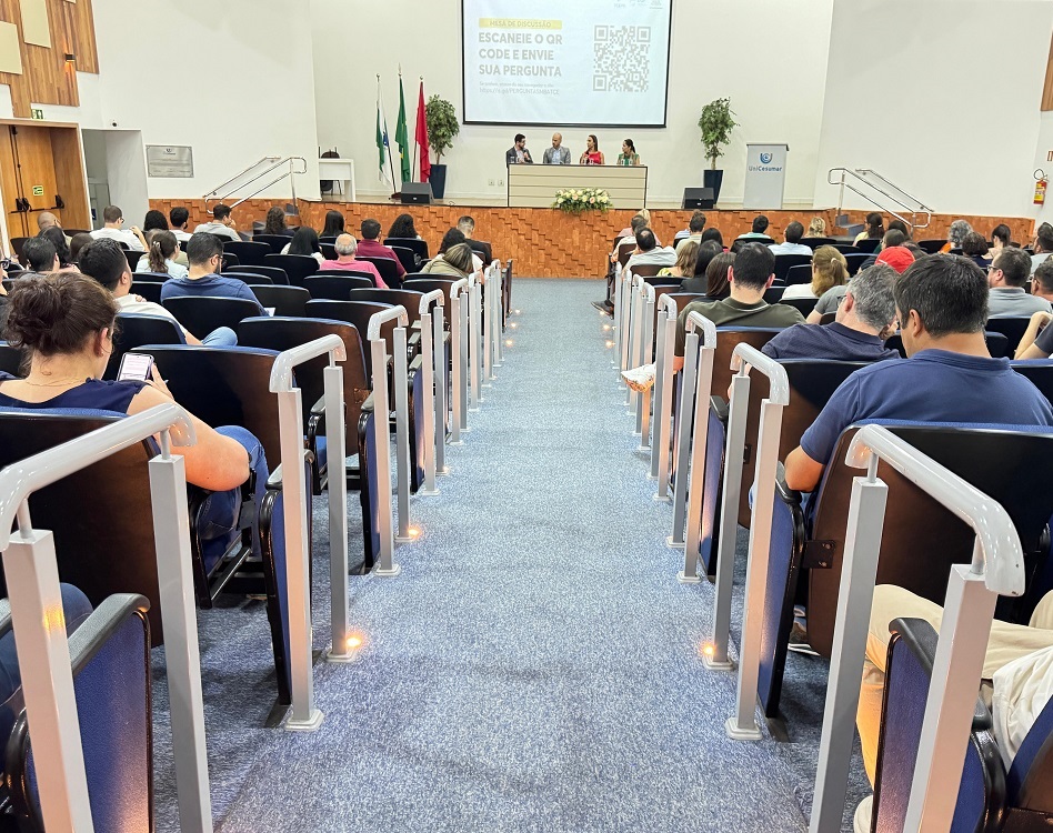 Alunos do MBA em Licitações e Contratos Administrativos da turma de Londrina estiveram reunidos em 22 de outubro no auditório da Unicesumar. Pós-graduação é oferecida pela Escola de Gestão Pública (EGP) do TCE-PR.