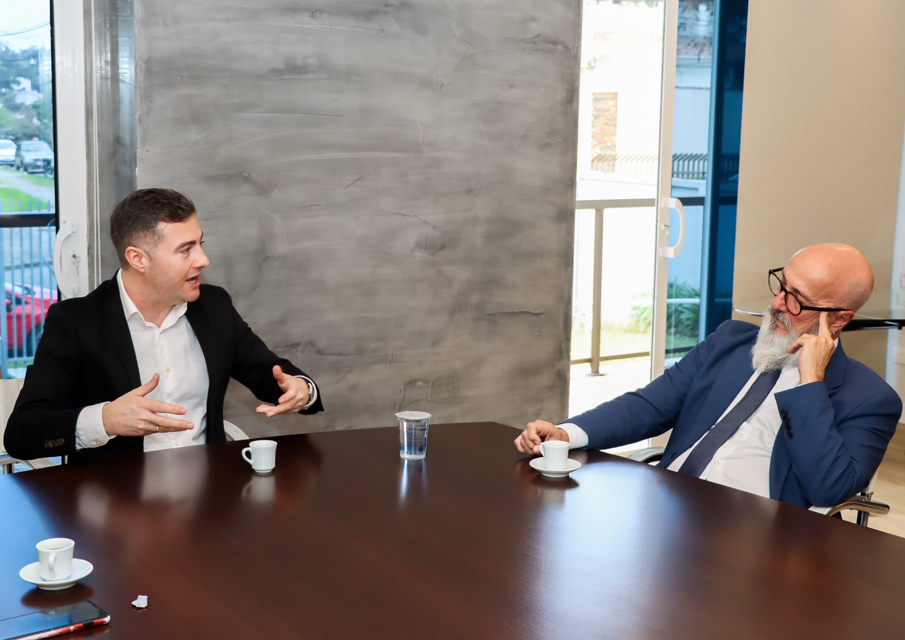 O conselheiro Fernando Guimarães foi recebido pelo presidente da Associação das Emissoras de Rádiodifusão do Paraná (AERP), Caíque Agustini. Foto: Fabiano Contador/ Divulgação TCE-PR