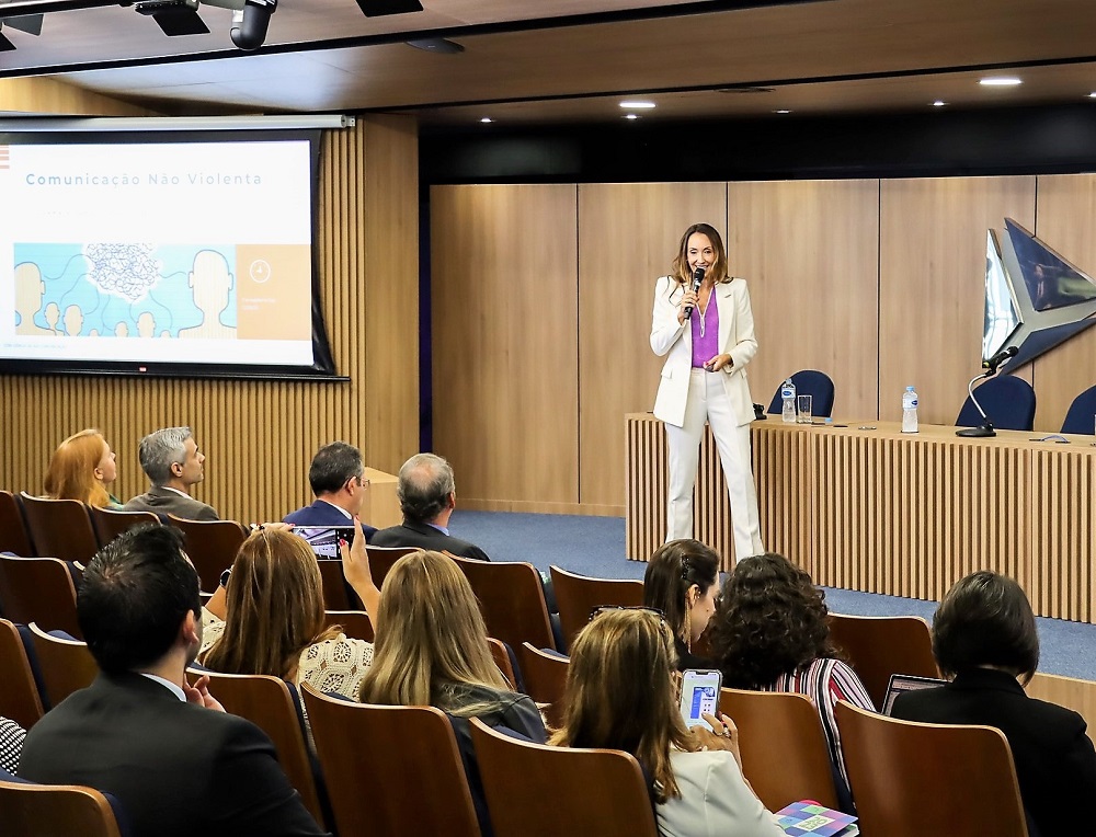 A jornalista e mestre em Neurocomunicação Juliana Karan ministra palestra sobre Comunicação Não Violenta, no Corregedoria Day, evento nacional que lançou campanha de combate ao assédio nos Tribunais de Contas. Foto: Fabiano Contador/Divulgação TCE-PR
