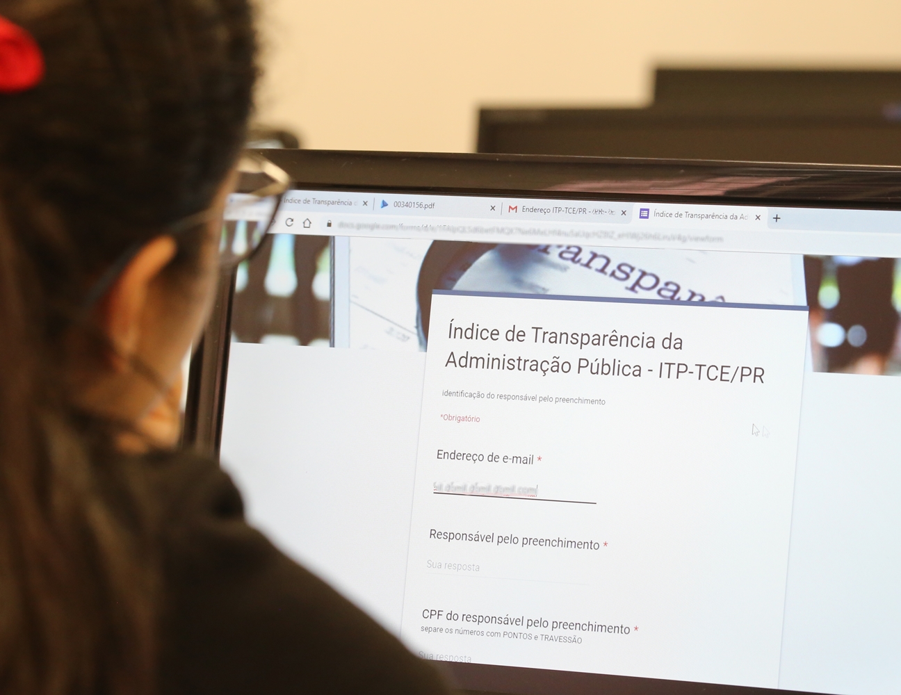 Estudante de Direito da Universidade Positivo avalia portal de prefeitura do Paraná para apurar o Índice de Transparência da Administração Pública (ITP). Foto: Wagner Araújo/Divulgação TCE-PR