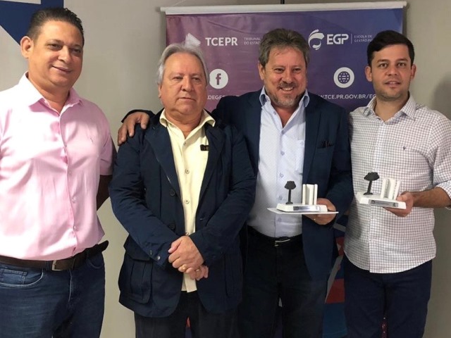 Nestor Baptista, presidente do TCE-PR, entre o presidente da CM de Paranavaí, José Galvão (E), o presidente da Amunpar e prefeito de Santa Isabel do Ivaí, Freonizio Valente e o deputado estadual Tião Medeiros