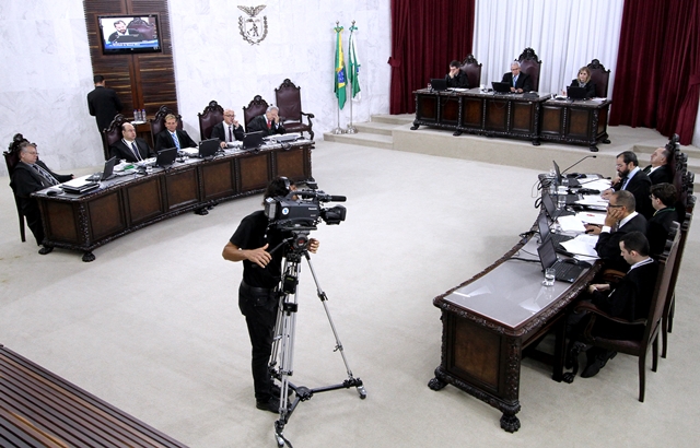 Sessão do Pleno do TCE-PR em 9 de março, presidida pelo conselheiro Durval Amaral. Foto: Wagner Araújo/Divulgação TCE-PR