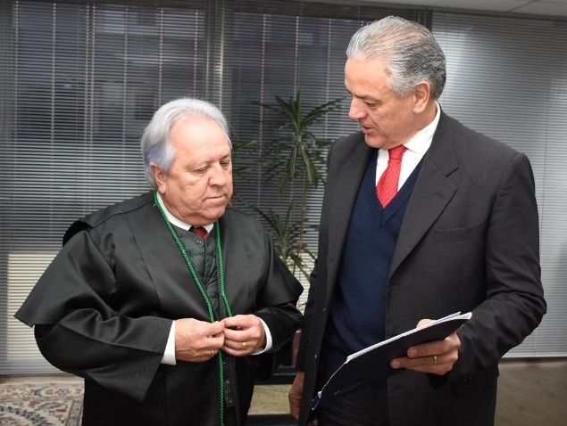 O presidente do TCE-PR, conselheiro Nestor Baptista, recebe o convite para o 20º Congresso Paranaense de Direito Administrativo, entregue pelo presidente do IPDA, Edgar Guimarães. Foto: Bebel Ritzmann/Divulgação - IPDA