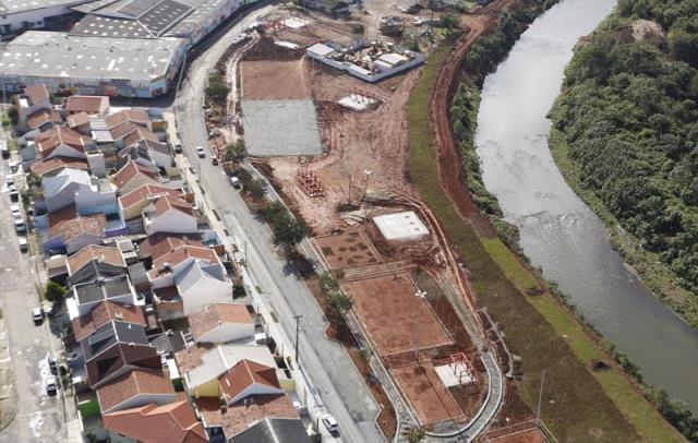 Obra do Parque Linear do Rio Barigui, executada pela Prefeitura de Curitiba com recursos da Agência Francesa de Desenvolvimento. Foto:Divulgação/Prefeitura de Curitiba