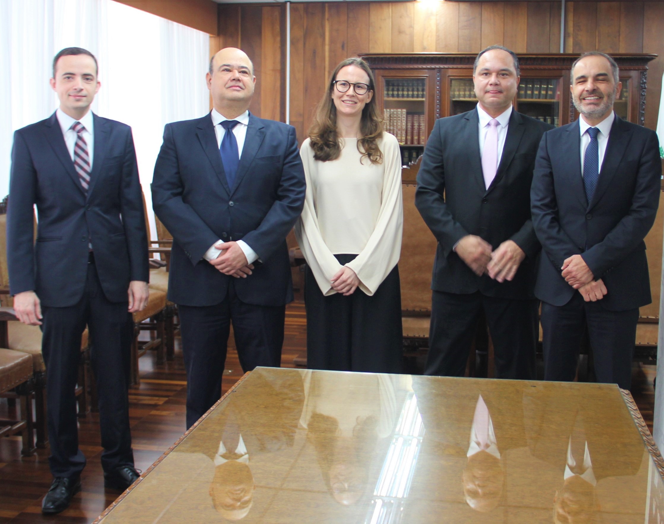 A recém-empossada conselheira-substituta Muryel Hey entre os colegas Tiago Alvarez Pedroso, Sérgio Valadares Fonseca, Livio Sotero Costa e Thiago Barbosa Cordeiro (da esquerda para a direita). Foto: Edilson Peruceli - TCE-PR/Divulgação