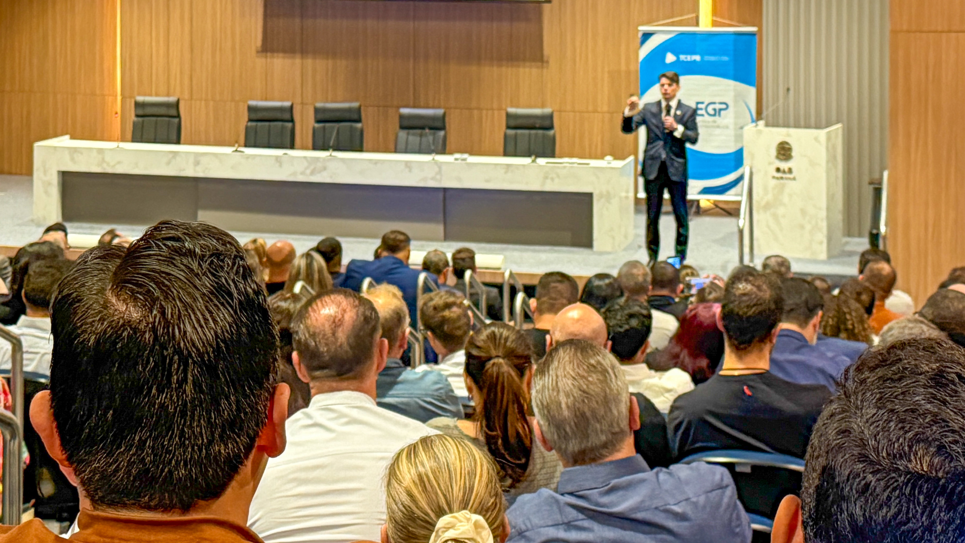 O presidente do TCE-PR, conselheiro Ivens Linhares, palestra em evento sobre o Prolegis em Curitiba