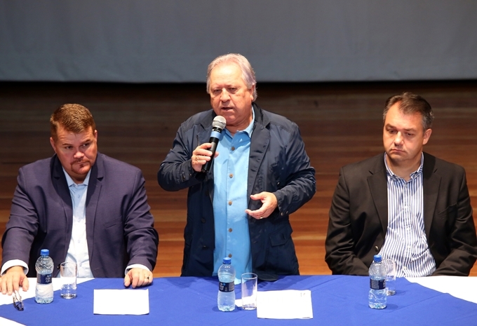 O presidente do TCE-PR, conselheiro Nestor Baptista, recebe os participantes do curso sobre pontos polêmicos relativos a licitações e contratos abordados em acórdãos do Tribunal. Foto: Wagner Araújo/Divulgação TCE-PR