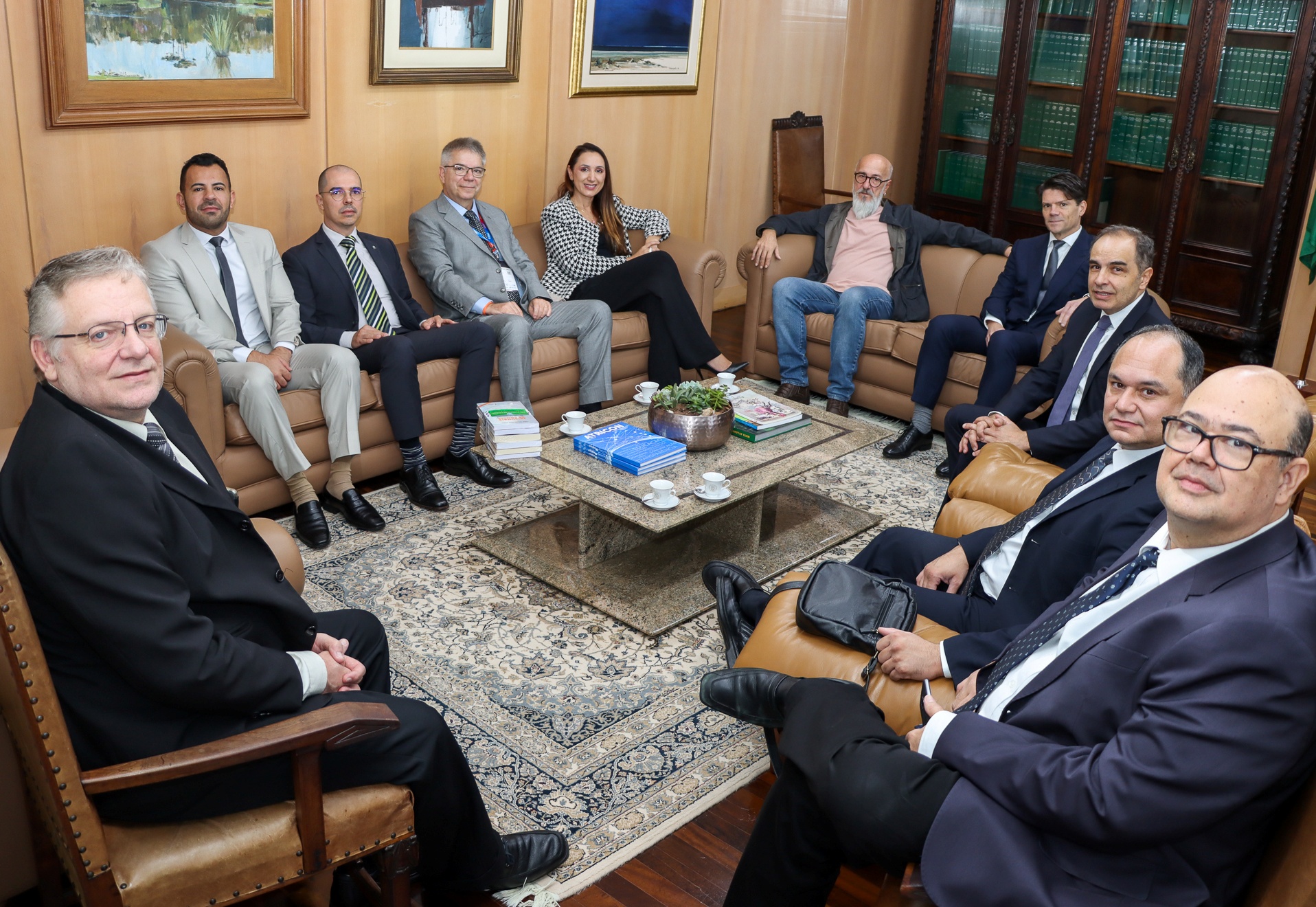 A presidente da Associação Nacional dos Ministros e Conselheiros-Substitutos dos Tribunais de Contas (Audicon), Milene Dias da Cunha (TCE-PA), e outros dirigentes da entidade, durante reunião na Presidência do TCE-PR. Foto: Fabiano Contador/TCE-PR