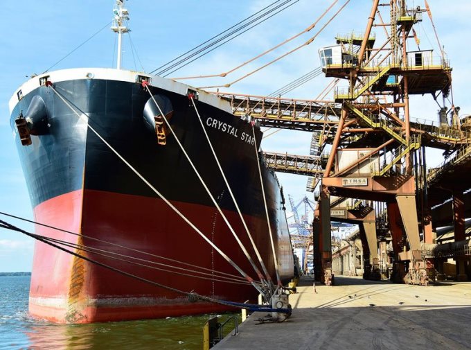 Carregamento de navio no Porto de Paranaguá, no Litoral do Paraná. Foto: Divulgação