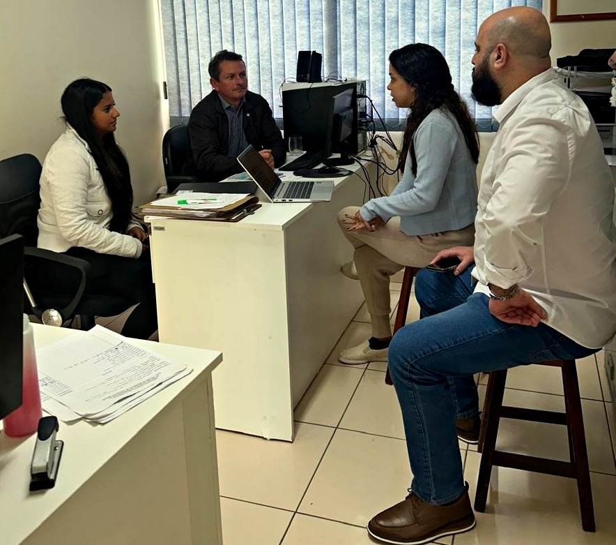 Os servidores do TCE-PR Nayara do Amaral Carpes e Bruno Wagner Penteado reunidos com gestores da área de Assistência Social do Município de Goioxim (Região Centro-Sul). Foto: TCE-PR