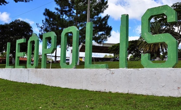 Letreiro na entrada de Leópolis, município da região do Norte Pioneiro do Paraná