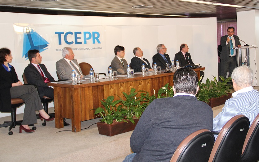Presidente o TCE-PR, Ivan Bonilha, apresenta o "Portal Informação Para Todos" (Foto: Gabriel Maurer/Divulgação TCE-PR)