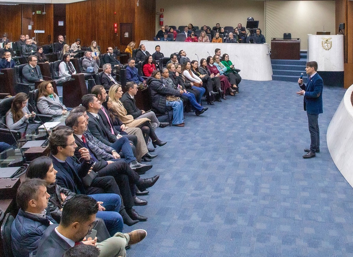 O presidente do Tribunal de Contas do Estado do Paraná (TCE-PR), conselheiro Ivens Linhares, profere palestra no plenário da Assembleia Legislativa do Estado do Paraná (Alep) na manhã desta quinta-feira (9 de outubro)