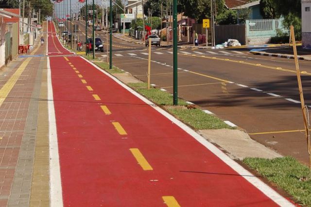 Ciclovia implantada na Rua Carlos Sbaraini, em Toledo, com recursos repassados pela Agência Francesa de Desenvolvimento. Foto: Divulgação