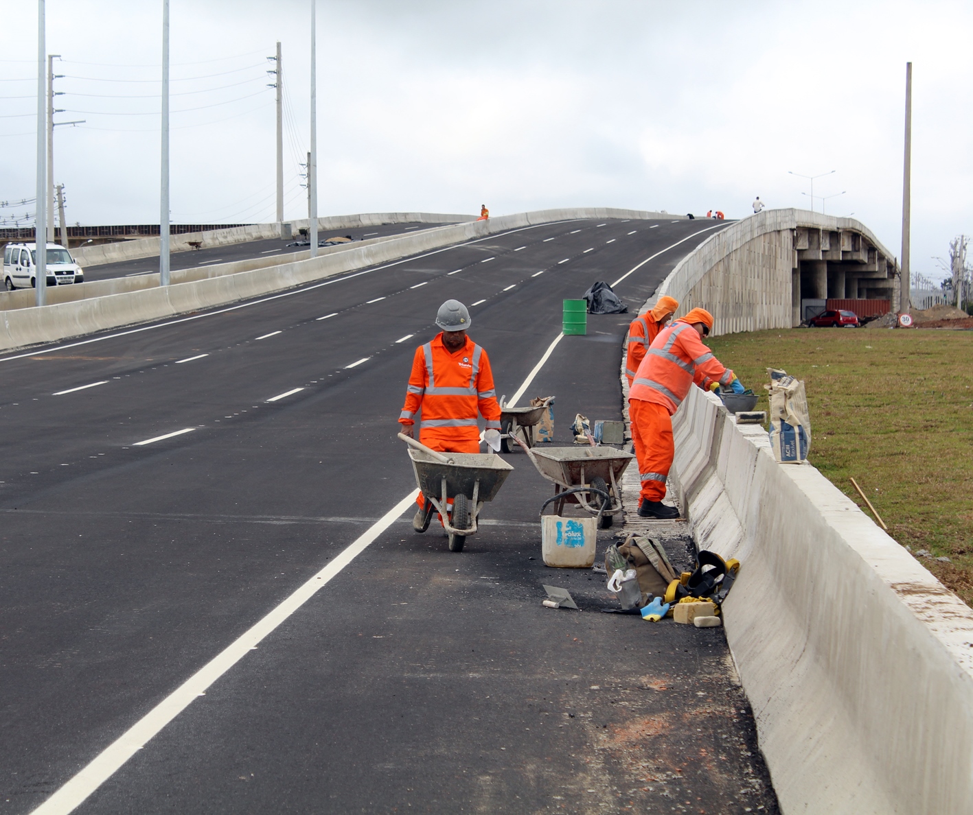 Viaduto em obra de duplicação do trecho entre Pinhais e Piraquara da Rodovia João Leopoldo Jacomel (PR-415), executada pelo Departamento de Estradas de Rodagem do Estado do Paraná (DER-PR). Foto: Agência Estadual de Notícias/Divulgação