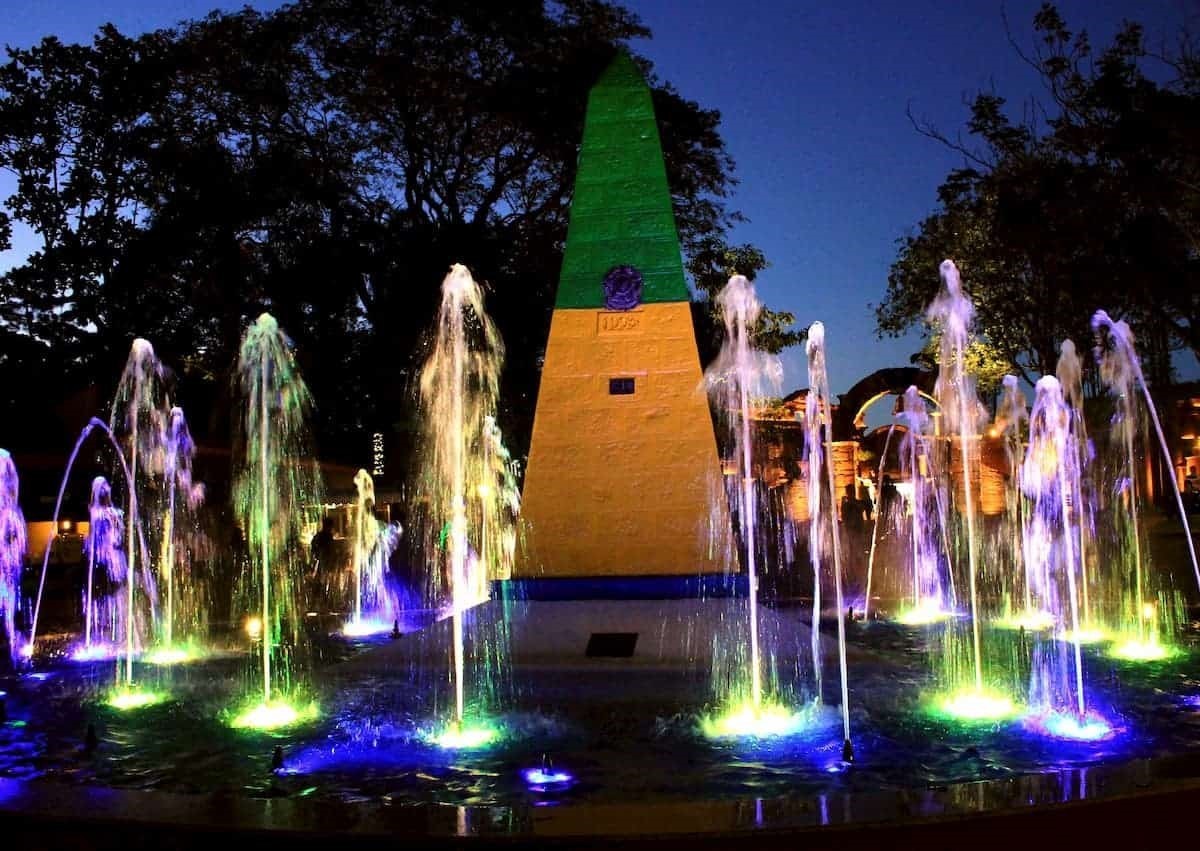 Marco das Três Fronteiras, em Foz do Iguaçu, na confluência dos rios Paraná e Iguaçu, que formam a tríplice fronteira Brasil-Paraguai-Argentina. Foto: Divulgação