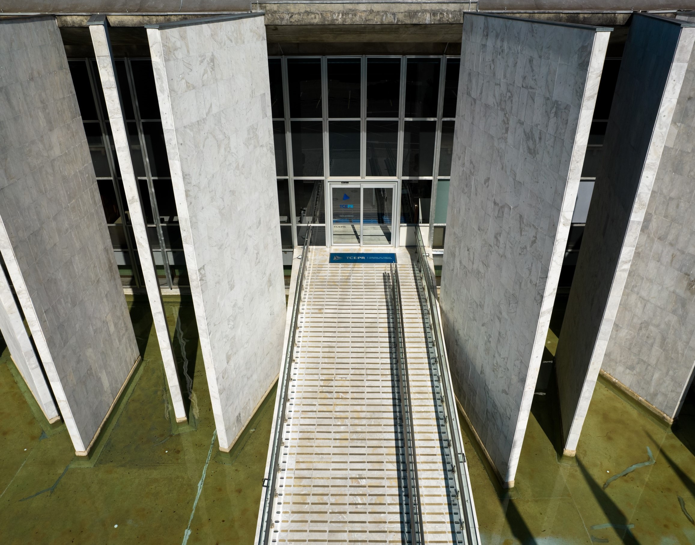 Entrada do Edifício-Sede do TCE-PR, em foto tirada com o uso de drone. Foto: Fabiano Contador/Divulgação TCE-PR