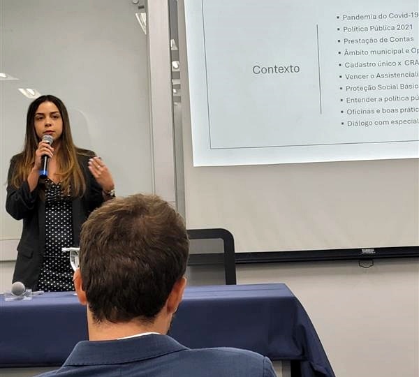 Em seminário do Grupo Temático em Assistência Social e Programas de Transferência de Renda da Rede Integrar, a gerente do PAF Assistência Social do TCE-PR, Nayara do Amaral Carpes, apresenta resultados de auditoria operacional na área. Foto: TCE-PR