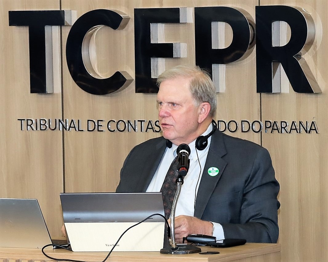 Raymond Barber, representante da empresa Decision Analysis Partners, contratada graças a Termo de Acordo de Assistência Técnica firmado entre o Instituto Rui Barbosa (IRB) e a Agência de Comércio e Desenvolvimento dos Estados Unidos (USTDA), durante em palestra no TCE-PR. Foto: Fabiano Contador/Divulgação TCE-PR