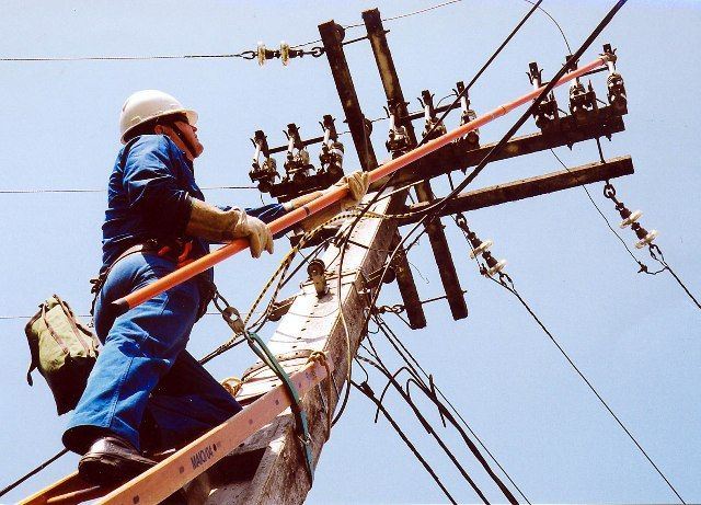 Serviço de manutenção de linha de distribuição de energia da Copel. Foto: Divulgação