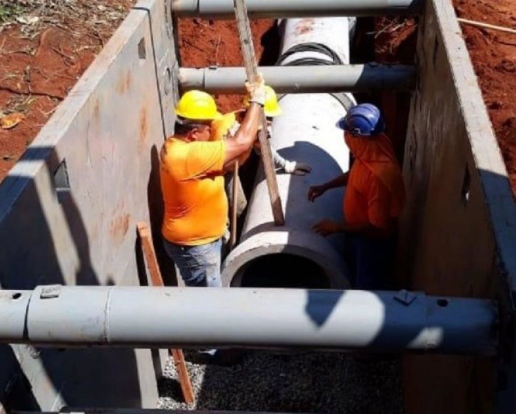 Obra de ampliação do sistema de esgoto de Foz do Iguaçu, realiza pela Companhia de Saneamento do Paraná (Sanepar). Foto: Sanepar/Divulgação