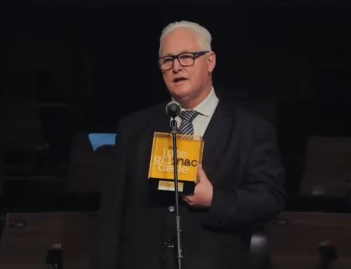 Em cerimônia no Theatro Municipal de São Paulo, o procurador-geral do MPC-PR, Gabriel Guy Léger, recebe o Prêmio Inac de Integridade, na  categoria Tecnologia e Inovação, promovido pelo Instituto Não Aceito Corrupção. Foto: Divulgação