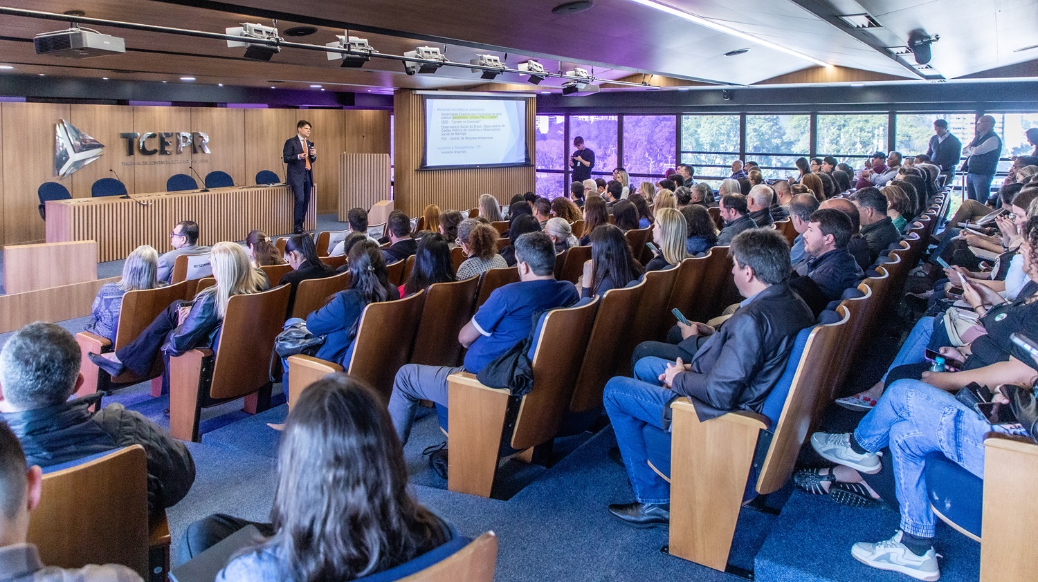 O presidente do Tribunal de Contas do Estado do Paraná, conselheiro Ivens Linhares, profere a palestra de abertura do Fórum de Controle Social de Curitiba, realizado no auditório do TCE-PR nesta quinta-feira (21 de agosto). Crédito: Mauro Penteado/TCE-PR
