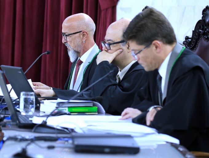 O conselheiro Fernando Guimarães (primeiro à esquerda da foto) relata processo em sessão do Pleno do TCE-PR, presidida pelo conselheiro Nestor Baptista. Foto: Divulgação