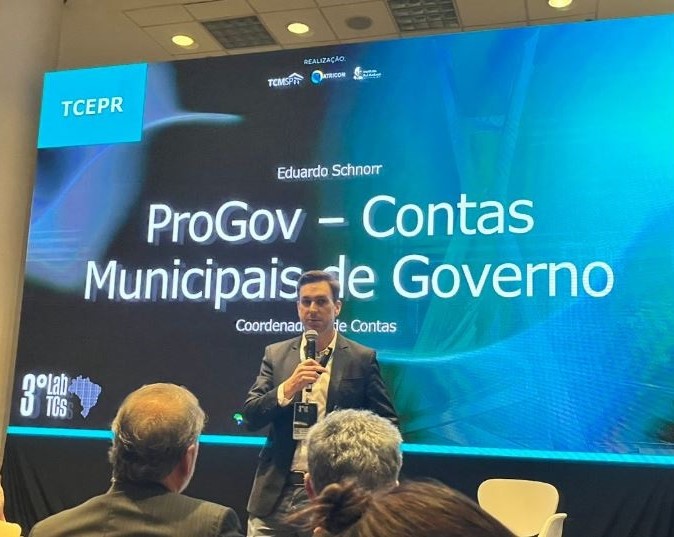 O coordenador do ProGov, Eduardo Schnorr, apresenta o Programa de Avaliação de Contas Municipais de Governo do Tribunal de Contas do Estado do Paraná (TCE-PR) no 3º Laboratório de Boas Práticas dos Tribunais de Contas (LabTCs) nesta quarta-feira (14 de maio), em São Paulo