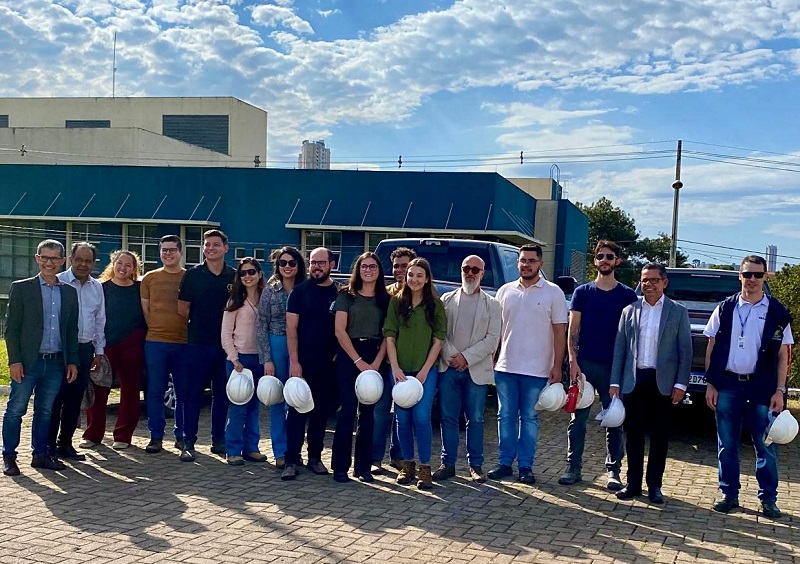 O presidente do TCE-PR, conselheiro Fernando Guimarães; e o reitor da UEPG, Miguel Sanches Neto, com alunos da universidades que fizeram vistoria nas obras inacabadas da Casa da Mulher Brasileira em Ponta Grossa. Foto: Mauro Beghetto Penteado/TCE-PR
