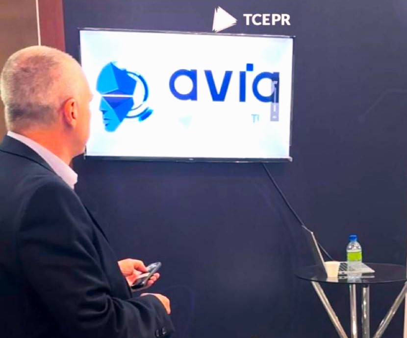 O coordenador de Atendimento ao Jurisdicionado e de Controle Social do TCE-PR, Ricardo Alpendre, apresenta o sistema Avia - Atendimento Virtual por Inteligência Artificial, durante o 3º Congresso Internacional dos Tribunais de Contas (CITC), em Fortaleza. Foto: Marcelo Lancia/Divulgação TCE-PR