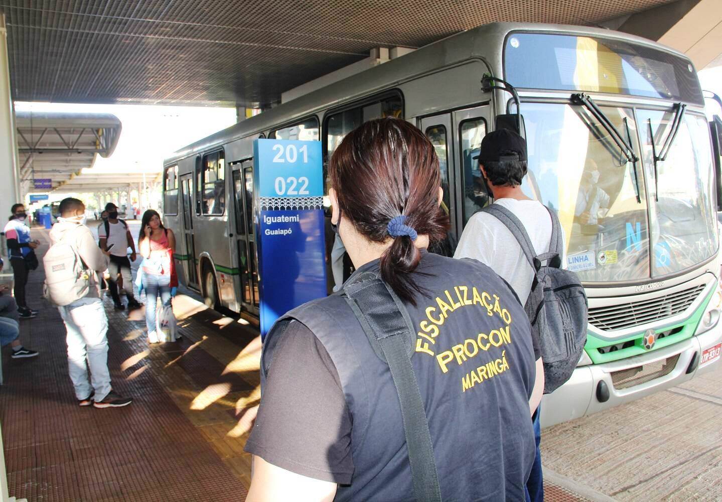 Fiscalização do Procon em relação ao cumprimento de medidas de prevenção à Covid-19 no serviço de transporte público de Maringá. Foto: Prefeitura de Maringá/Divulgação