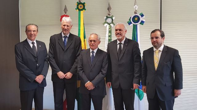 Ivan Bonilha (último à direita), conselheiro do TCE-PR e presidente do IRB, na solenidade de assinatura de convênio com a OCDE. Foto: Divulgação/IRB