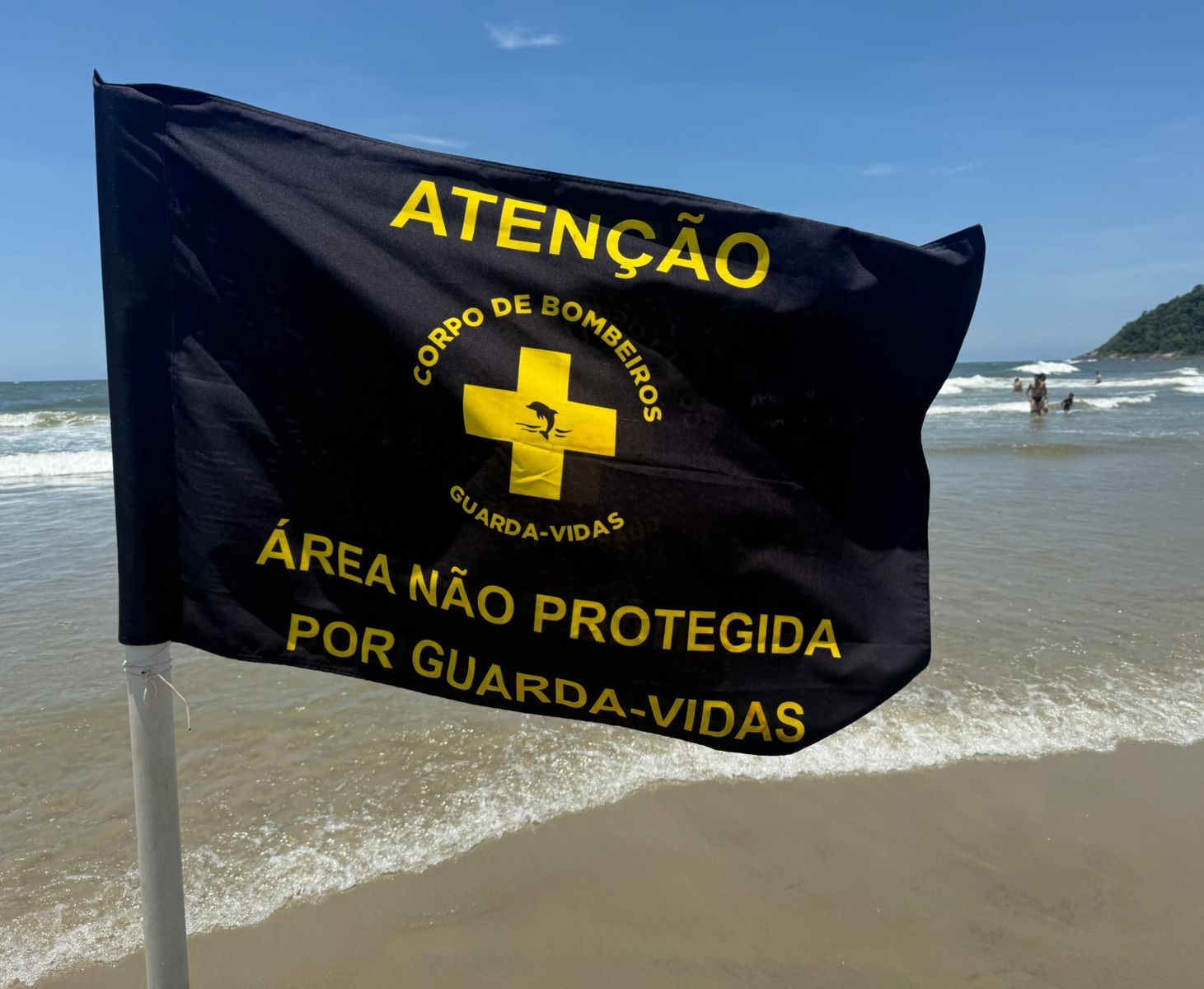 Bandeira preta dos guarda-vidas do Corpo de Bombeiros Militar em praia do Litoral do Paraná