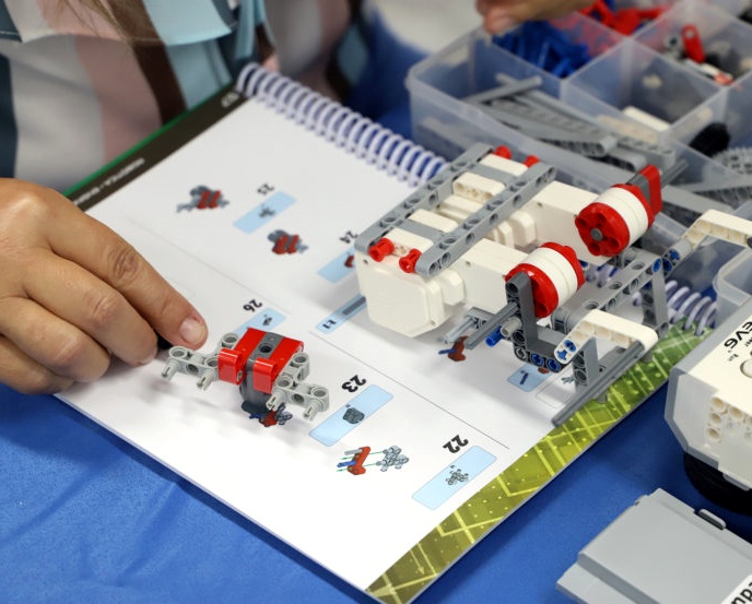 O uso de ferramentas e equipamentos robóticos é um recurso pedagógico que contribui na melhoria do aprendizado. Foto: Divulgação