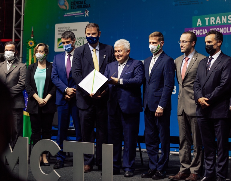 Participantes da solenidade de assinatura de parceria do Instituto Nacional de Pesquisas Espaciais (INPE) com o Tribunal de Contas do Estado do Paraná (TCE-PR) para a utilização de imagens de satélite na fiscalização de obras públicas. Foto: Divulgação