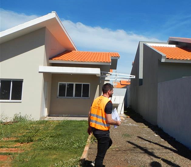 O auditor de controle externo do TCE-PR Daniel Lage Pires, durante fiscalização em obra de conjunto habitacional em Santa Helena (Oeste do Estado). Foto: TCE-PR