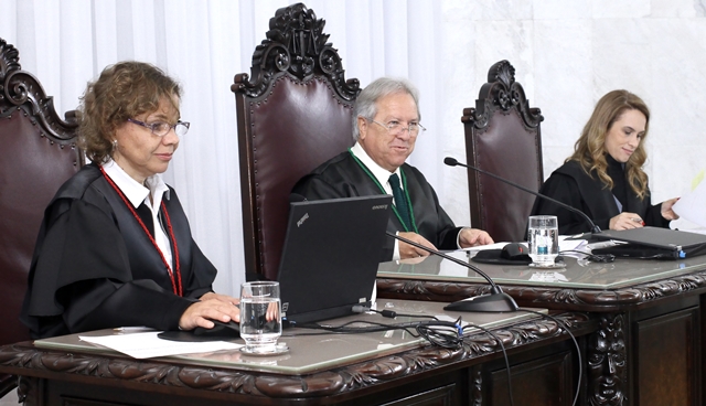 O presidente da Segunda Câmara do TCE-PR, conselheiro Nestor Baptista, ladeado pela procuradora do Ministério Público de Contas Célia Rosana Moro Kansou (direita) e da secretária do colegiado, Maria Augusta de Oliveira Franco Foto: Wagner Araújo/Divulgação TCE-PR