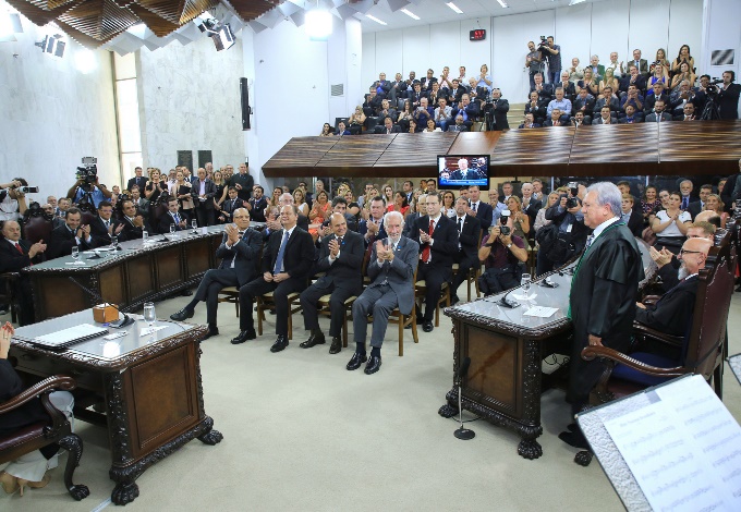 O conselheiro Nestor Baptista presta o compromisso legal ao tomar posse do cargo de presidente do TCE-PR no biênio 2019-2020. Foto: Wagner Araújo/Divulgação TCE-PR