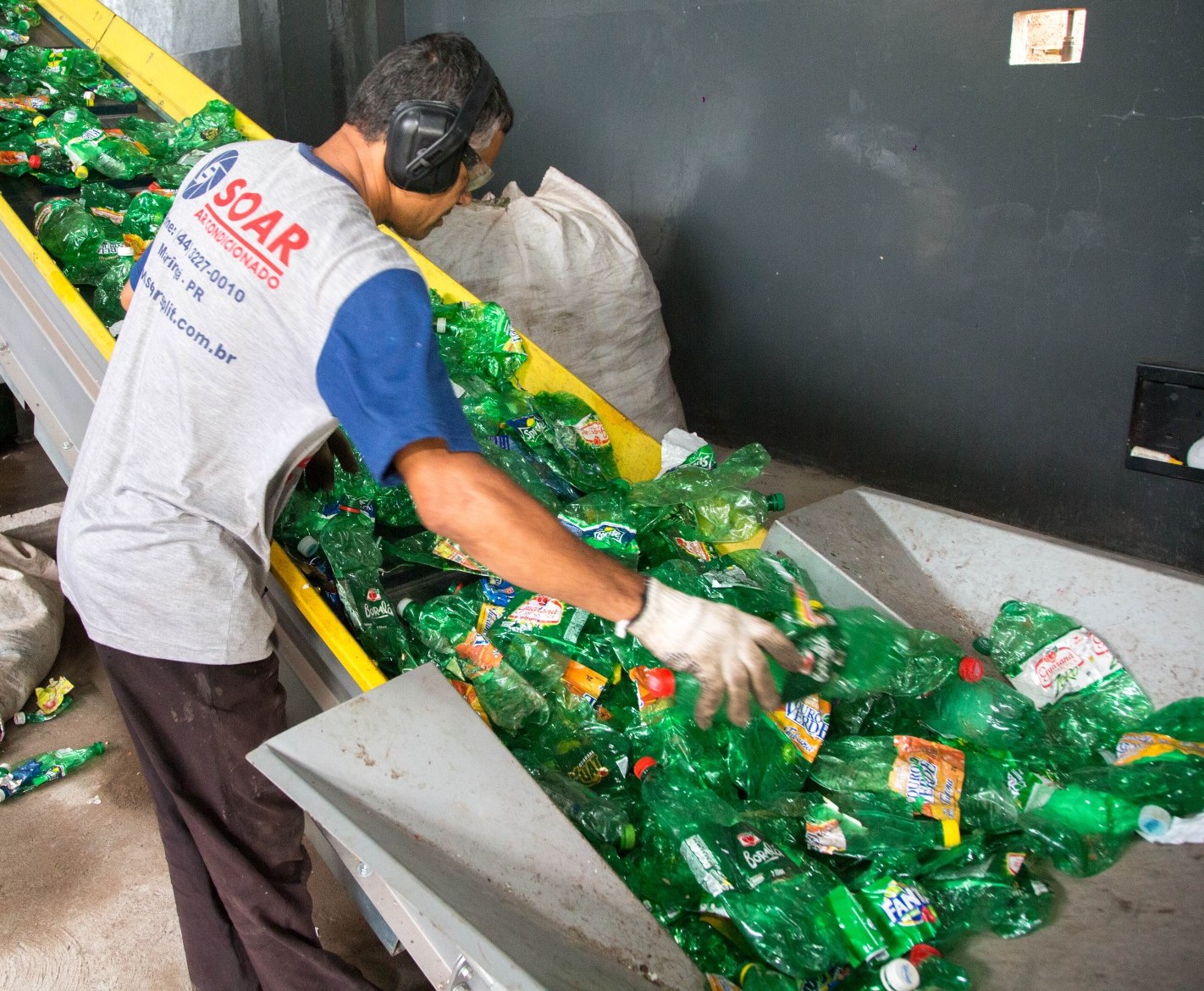 Triagem de lixo reciclável coletado nas ruas de Maringá, em cooperativa de catadores. Foto: Prefeitura de Maringá/Divulgação