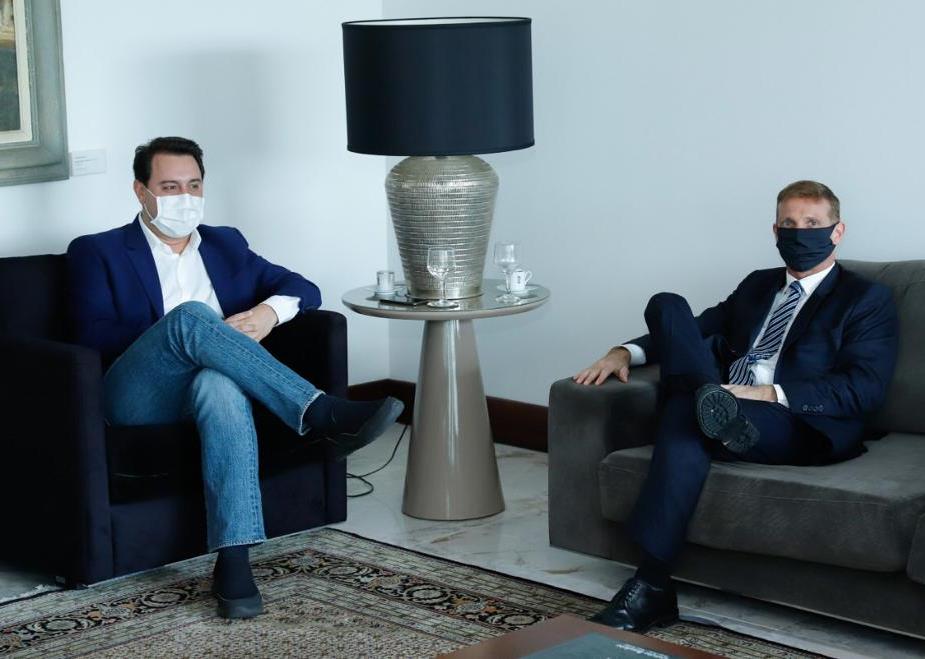 O governador Ratinho Júnior com o presidente eleito do TCE-PR, conselheiro Fabio Camargo. Foto: Divulgação