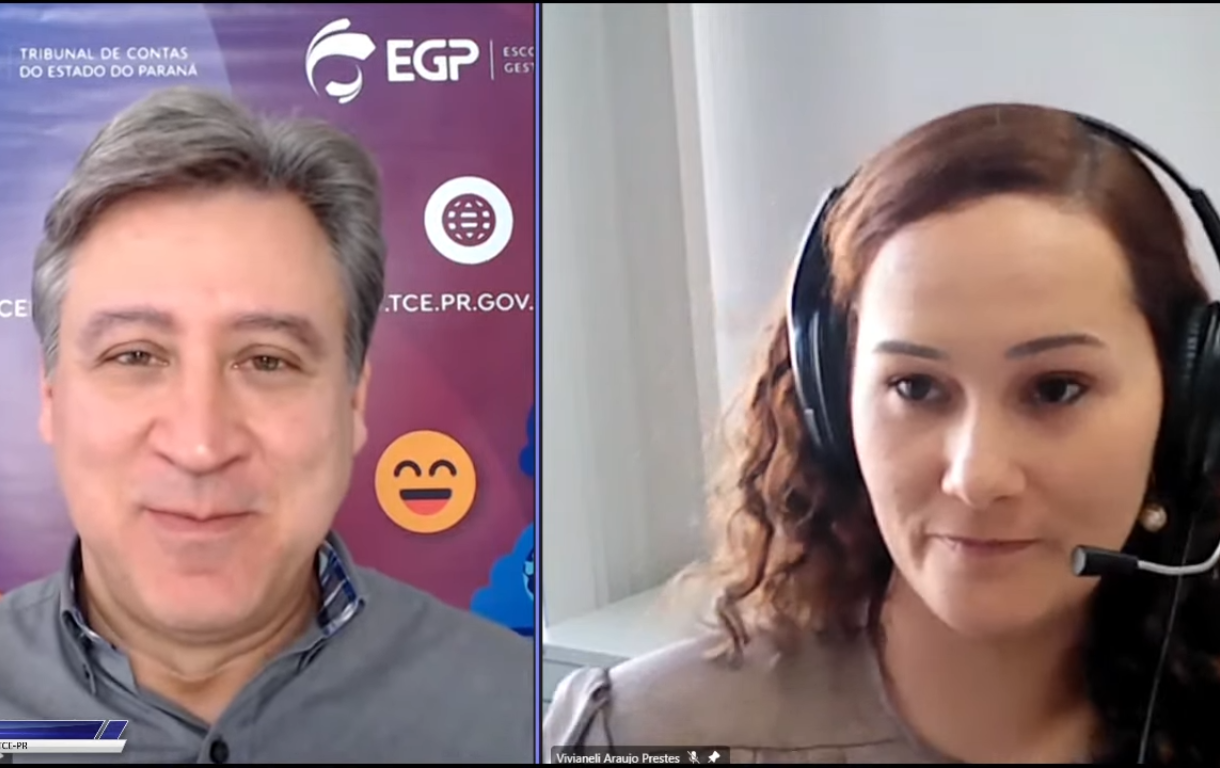A coordenadora-geral de Fiscalização, Vivianéli Araujo Prestes, em live sobre o Índice de Transparência da Administração Pública (ITP) do TCE-PR, ao lado do mediador do debate, Rubens Sciena.