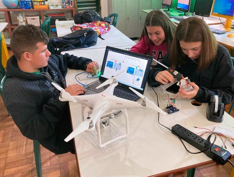 O uso de ferramentas e equipamentos robóticos é um recurso pedagógico que contribui na melhoria do aprendizado. Foto: Agência Estadual de Notícias/Divulgação