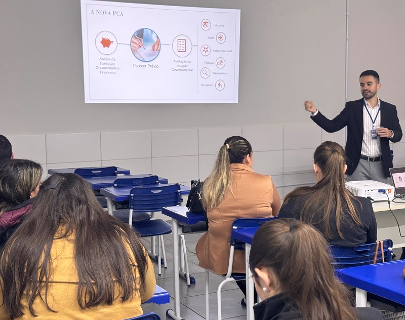 Oficina sobre questionários de avaliação de políticas públicas na Prestação de Contas Anual (PCA) de 2025 dos prefeitos, realizada em Pitanga. Foto: Marcelo Lancia/TCE-PR