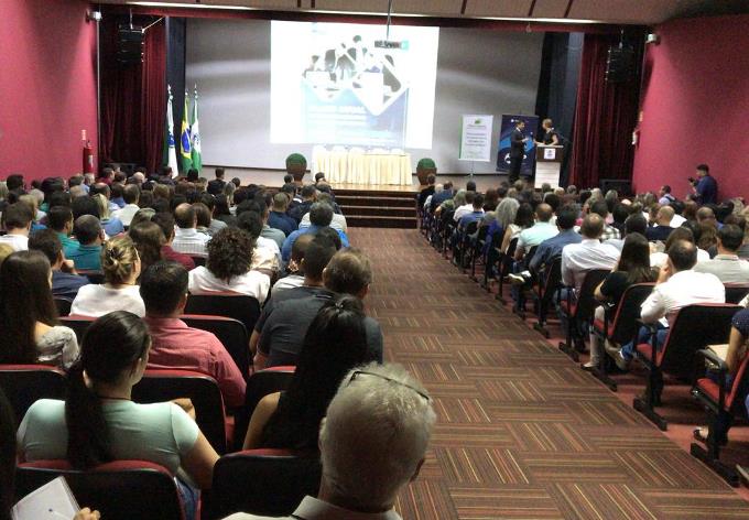 Cerca de 500 pessoas participam do curso sobre PAF e PCA, realizado pelo TCE-PR em Foz do Iguaçu. Foto: Divulgação/TCE-PR