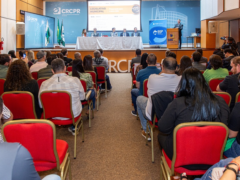 O conselheiro Fabio Camargo fala na abertura da capacitação "Legislativo Municipal - Preparação para o Novo Ciclo", realizada em Curitiba. Foto: Mauro Beghetto Penteado/TCE-PR