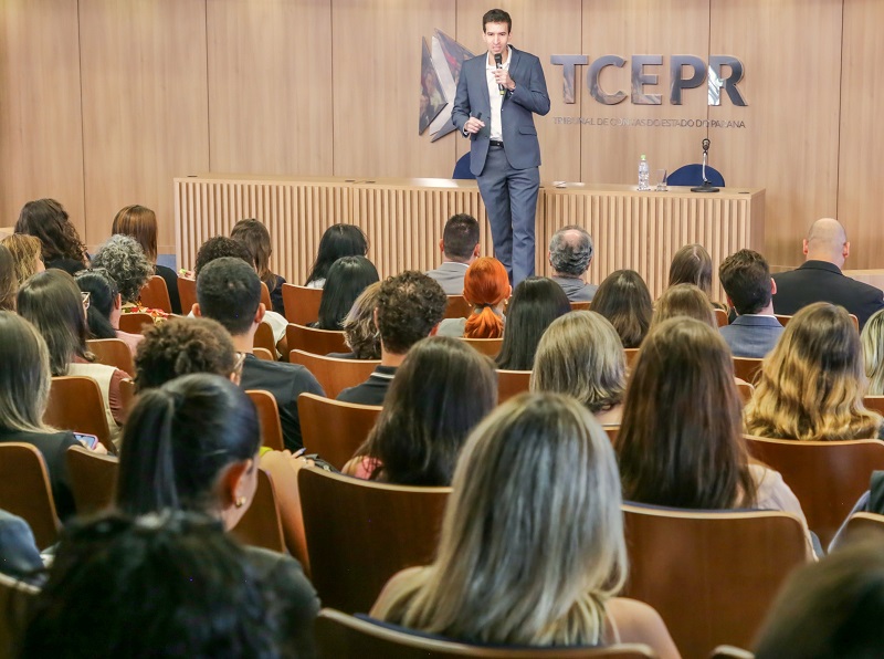 No Ouvidoria Day de 2025, realizado em 20 de março, o auditor de controle externo Valdir Falcão de Carvalho Nunes apresenta os resultados da avaliação da política pública de transparência e realacionamento com o cidadão realizada pelo TCE-PR nas prestações de contas dos prefeitos. Foto: Mauro Beghetto Penteado/TCE-PR