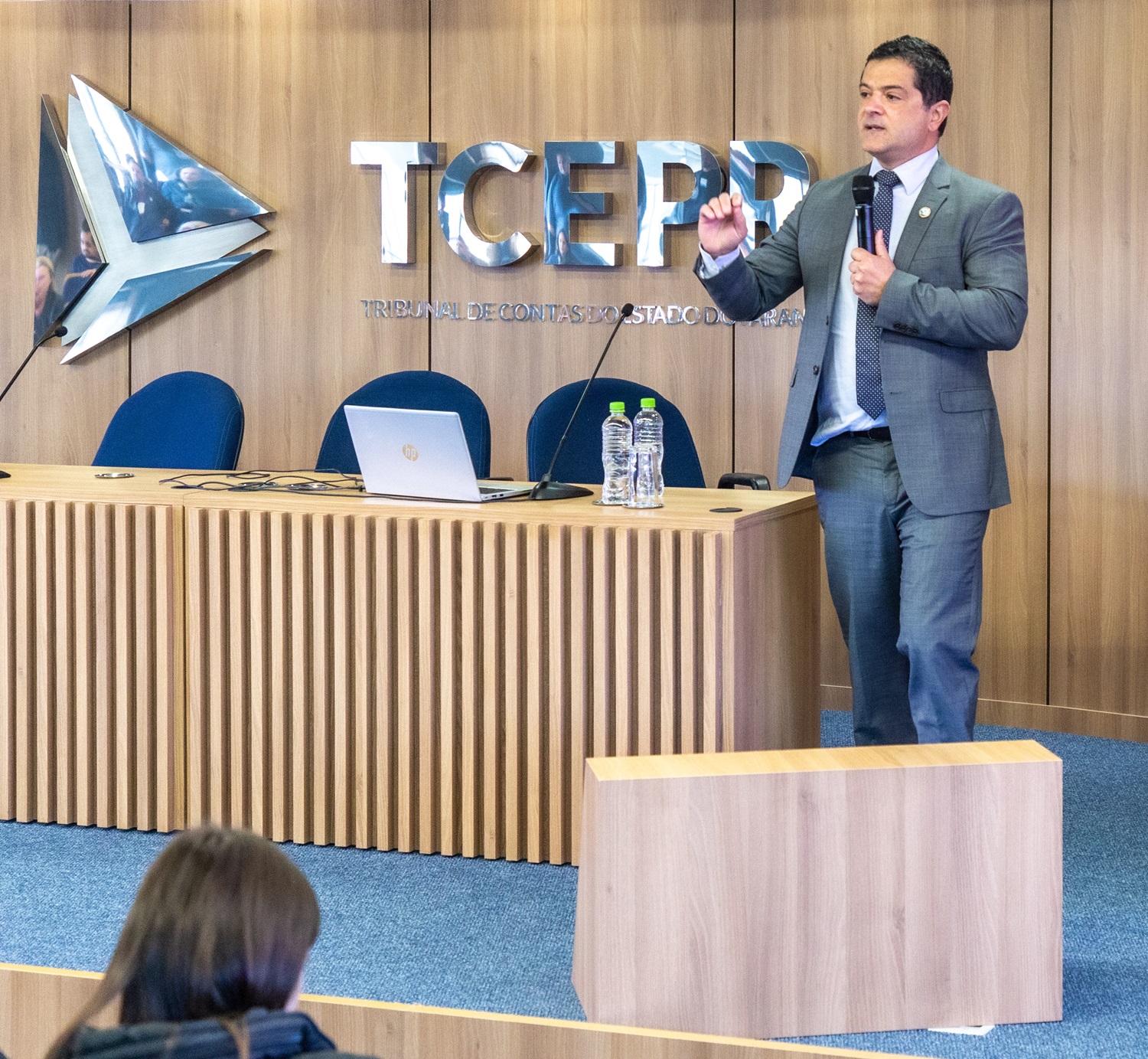 O coordenador-geral de Fiscalização do Tribunal de Contas do Estado do Paraná, Rafael Ayres, profere palestra durante o Fórum de Controle Social de Curitiba, realizado no auditório do TCE-PR nesta quinta-feira (21 de agosto). Crédito: Mauro Penteado/TCE-PR