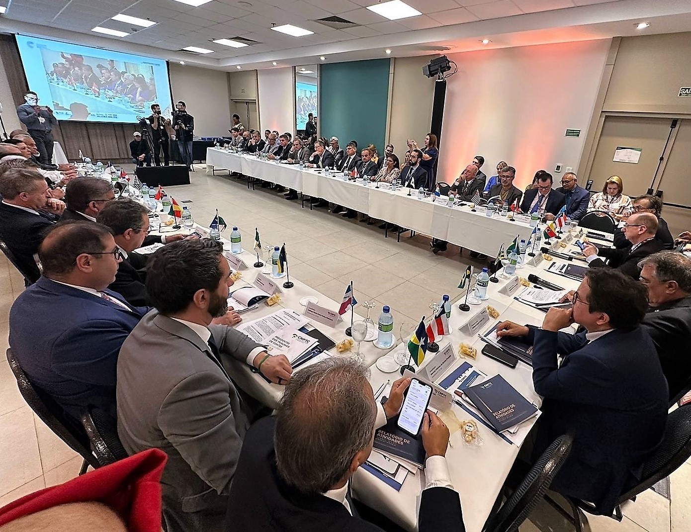 Reunião do Conselho Nacional de Presidentes dos Tribunais de Contas (CNPTC), realizada em Salvador, na qual foi empossada a nova diretoria para o biênio 2023-2024. Foto: Marcelo Lancia/Divulgação TCE-PR